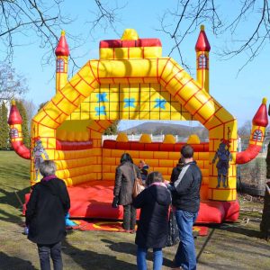 Der Spassmacher Hüpfburg Ritterburg mit Dach