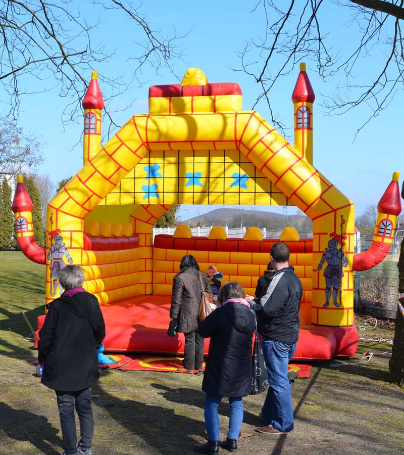 Der Spassmacher Hüpfburg Ritterburg mit Dach