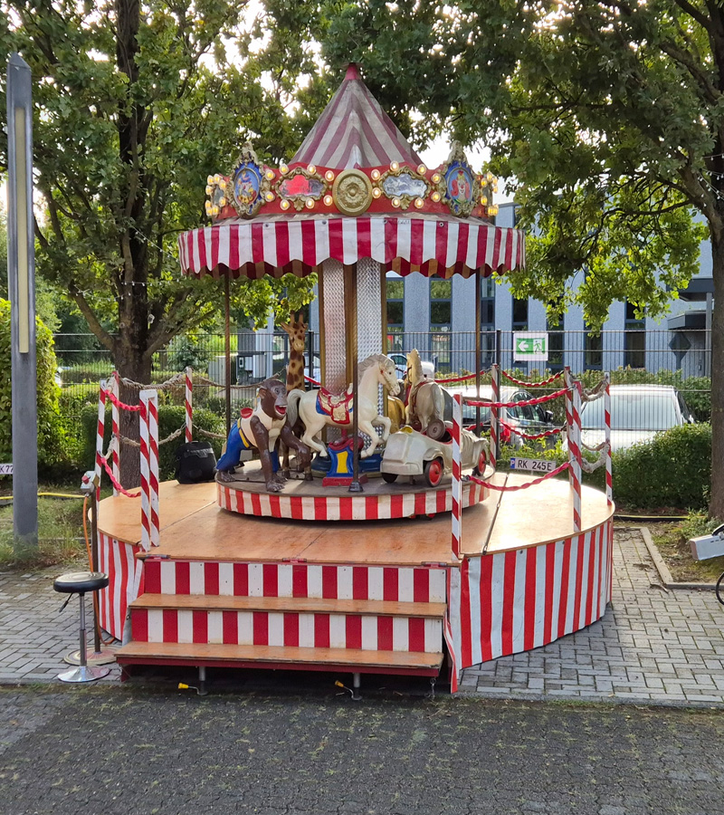 Der Spassmacher Nostalgisches Safarikarussell