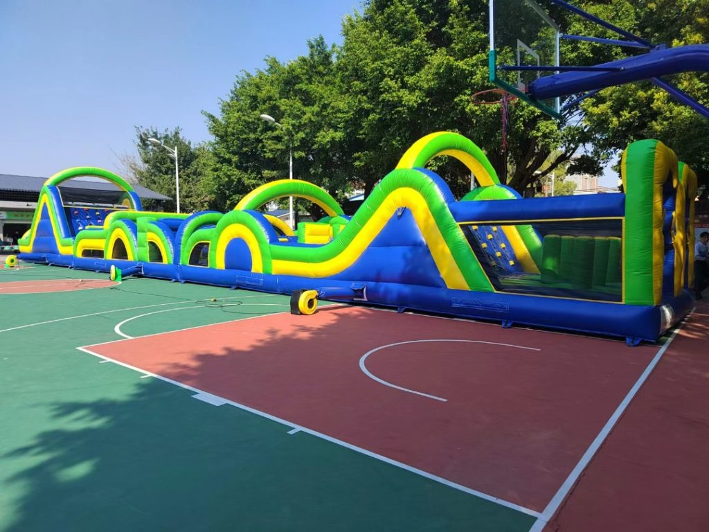 Aufblasbare Hindernisbahn von Der Spassmacher auf einem Sportplatz
